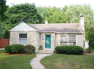 209 Maple Ter, Oconomowoc, WI 53066