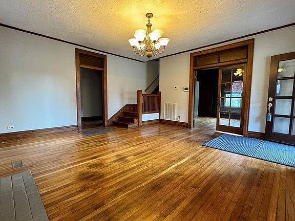 3rd image of 903 S Oakwood Ave