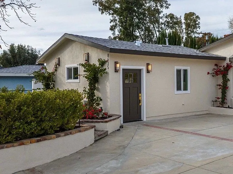 8635 Le Berthon St — Photo 11
