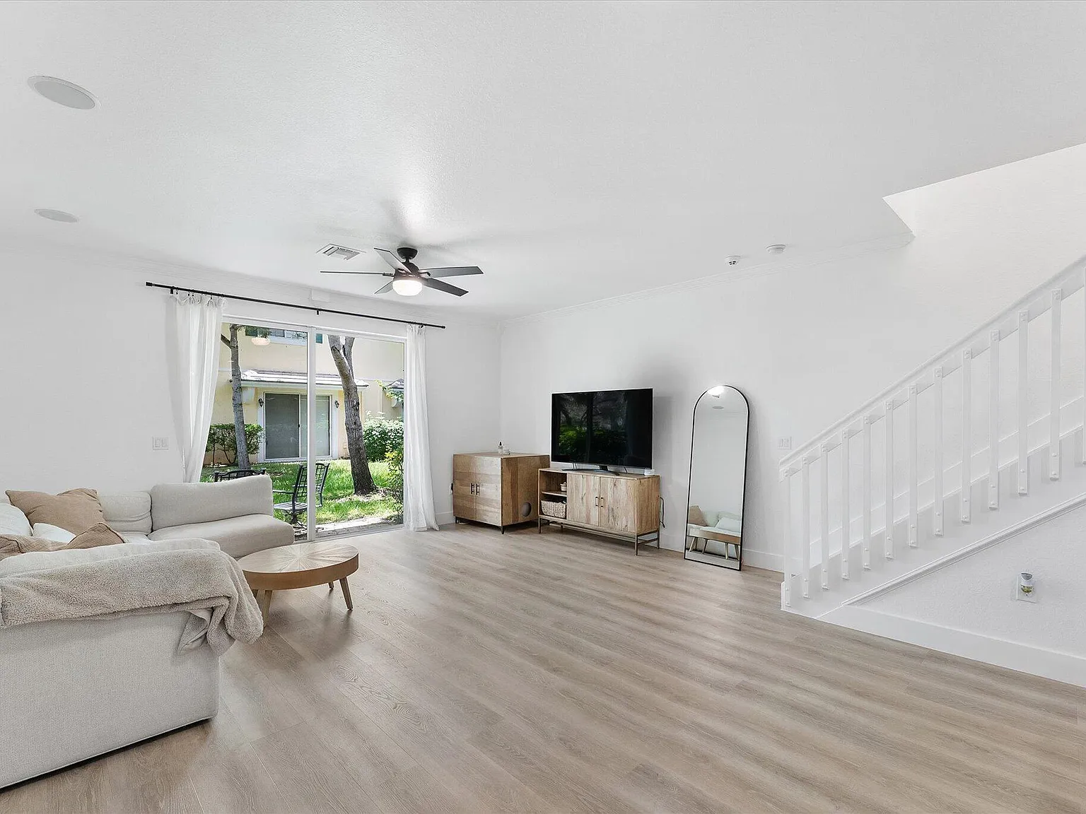 3 bed, 2.5 bath, 1696 sqft, $3,300 — Photo 4