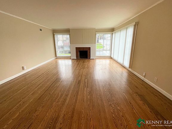 3rd image of 207 Ravenwood Way