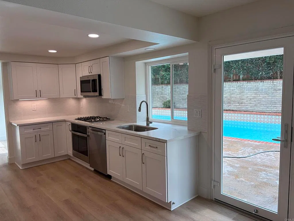 5 bed, 2.5 bath, 2140 sqft, $6,250 — Photo 2