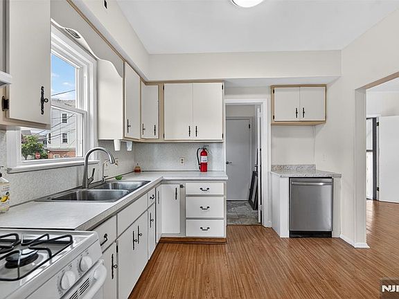 4th image of 113 Wood St