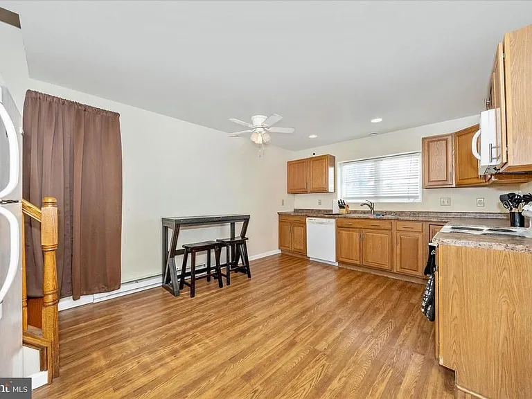 241 N Franklin St — Photo 31