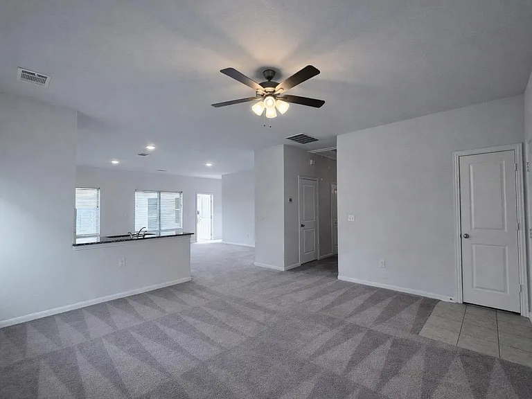 511 Pulitzer Dr — Photo 4