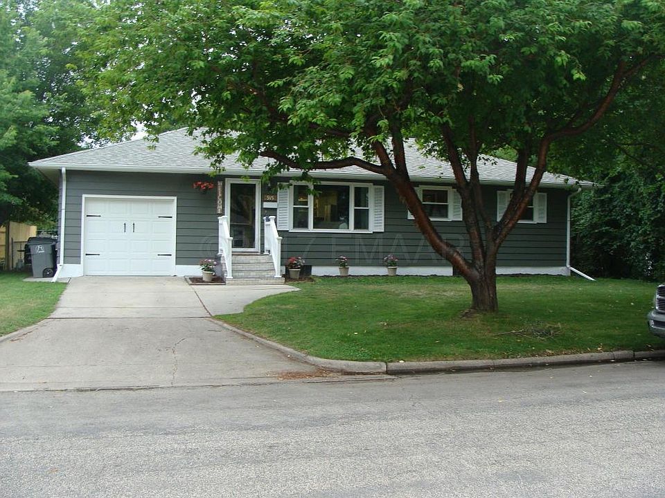 1st image of 915 6th Ave N