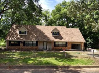 104 Clover Ln, Palestine, TX 75803