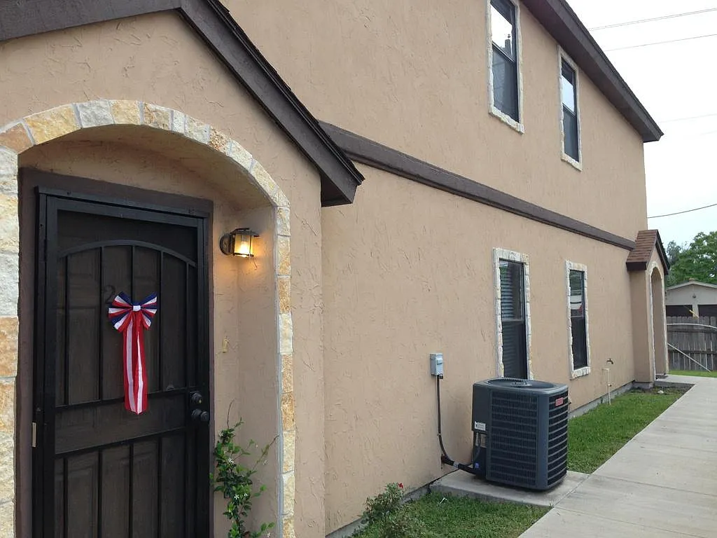 418 Rock Cir — Photo 1