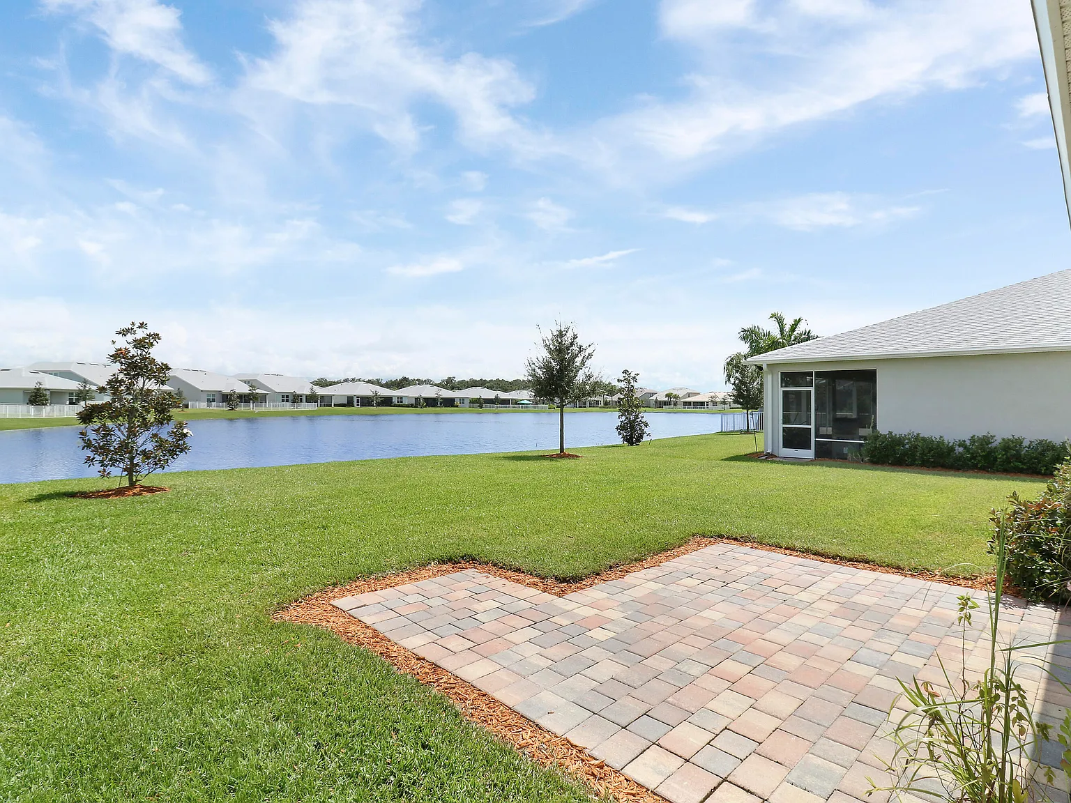 3 bed, 2.0 bath, 2050 sqft, $3,300 — Photo 4
