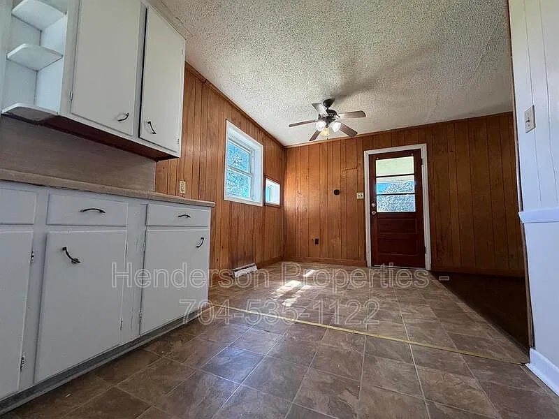 3 bed, 1.0 bath, 960 sqft, $1,350 — Photo 4