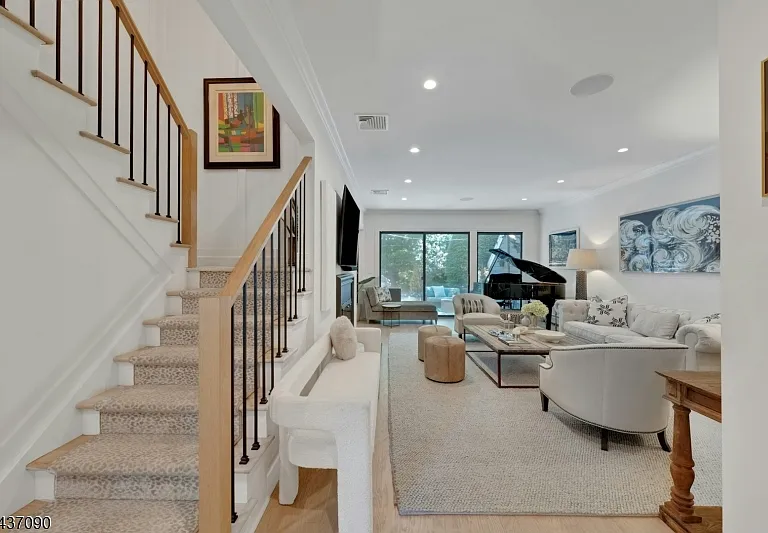 224 Barnstable Dr — Photo 3