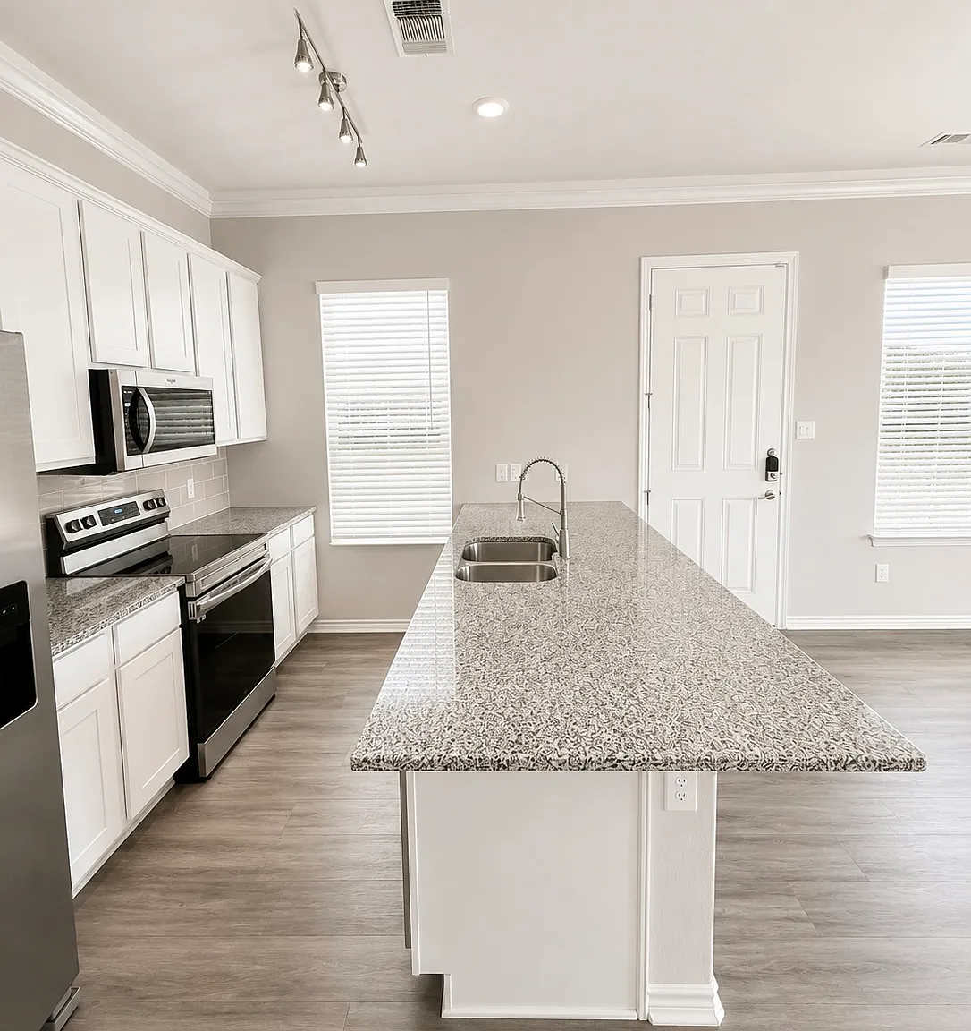 3 bed, 2.5 bath, 1497 sqft, $1,950 — Photo 2
