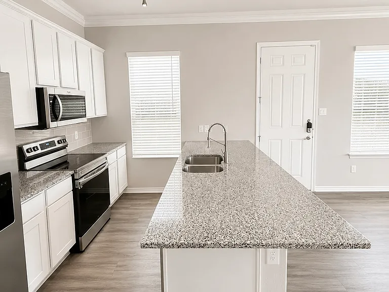 448 Northwood Dr — Photo 2