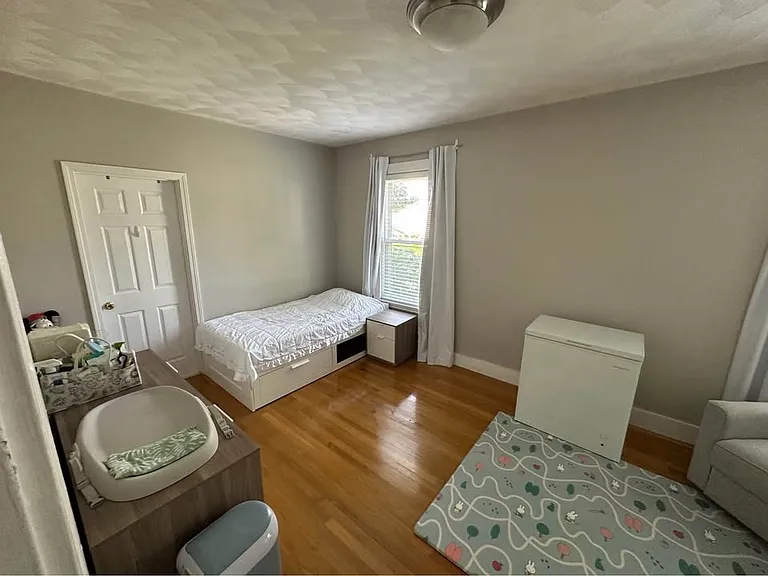 166 Glen St #1 — Photo 9