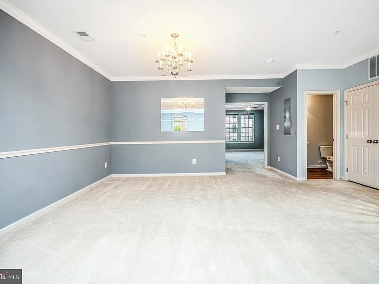 2515 Eastbourne Dr — Photo 4