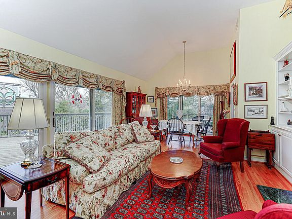 3rd image of 32 Southridge Dr