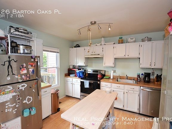 3rd image of 926 Barton Oaks Pl