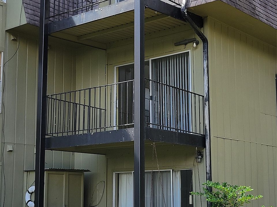 1st image of 221 Riverbend Dr