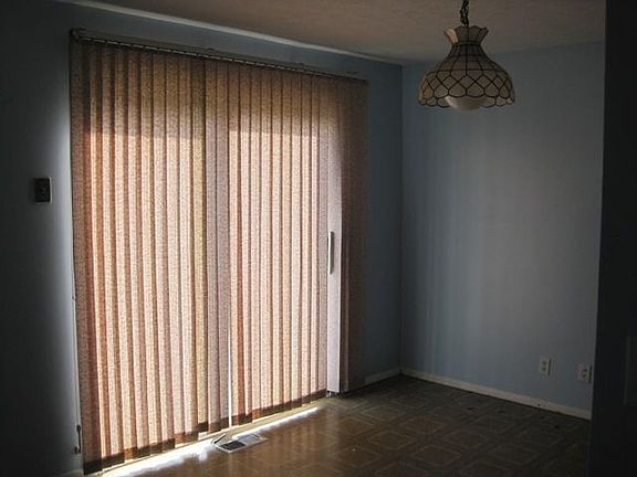 5th image of 376 Adamle Dr