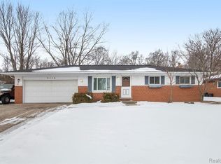 5189 Ridgetop Dr, Waterford, MI 48327