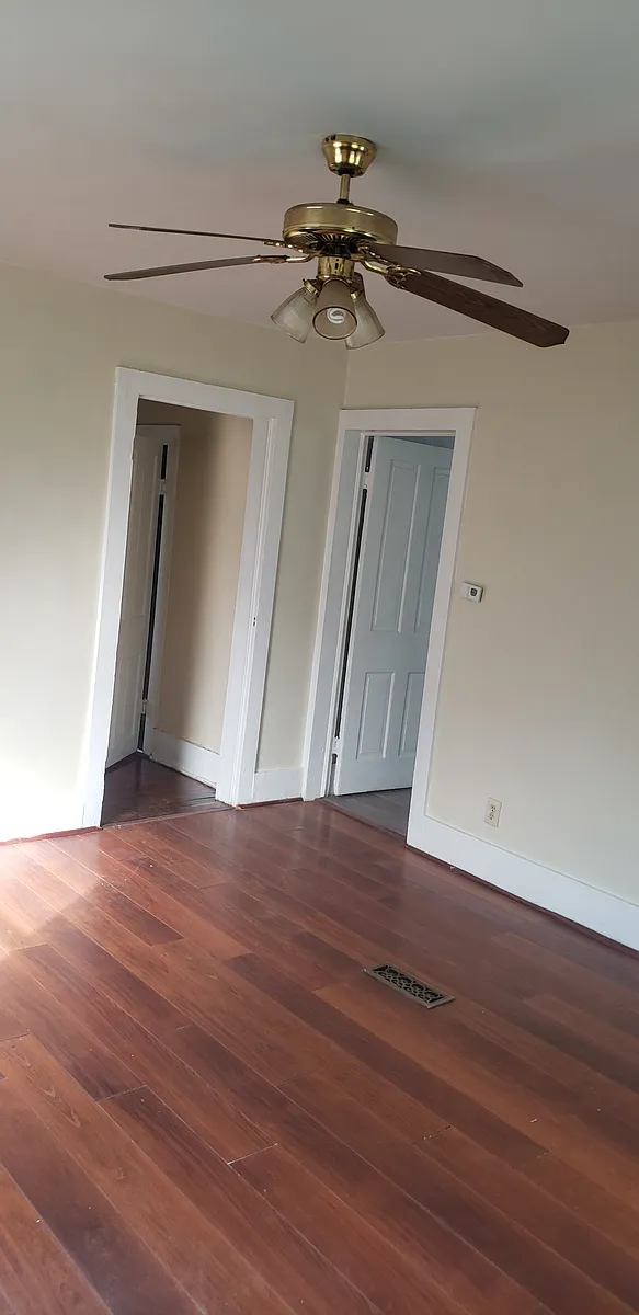 Building Photo - 121 W Main St #DOWNSTAIRS