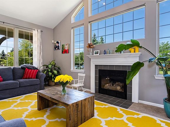 3rd image of 5942 Versailles Ave