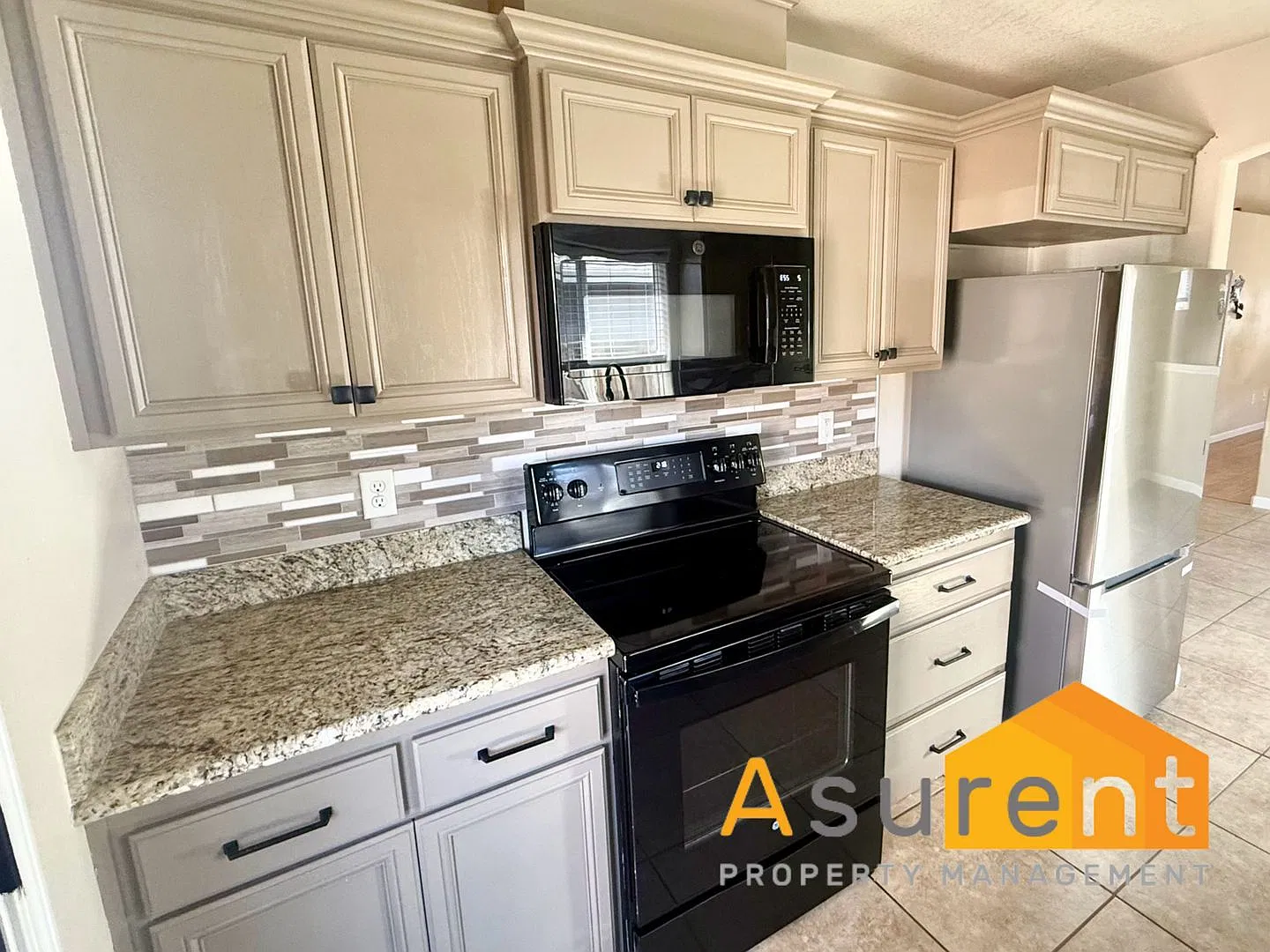 3 Bedroom- 2 Bathroom Home, Low-Maintenance Living on a quite street in White City — Photo 3