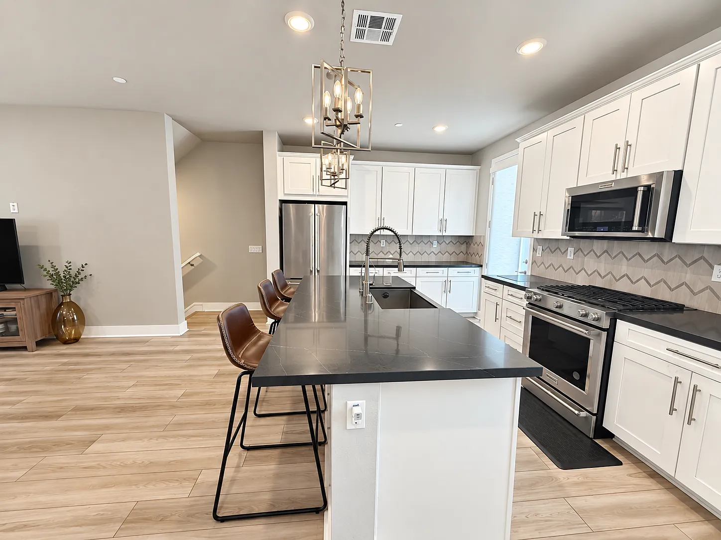 4 bed, 1828 sqft, $4,995 — Photo 4