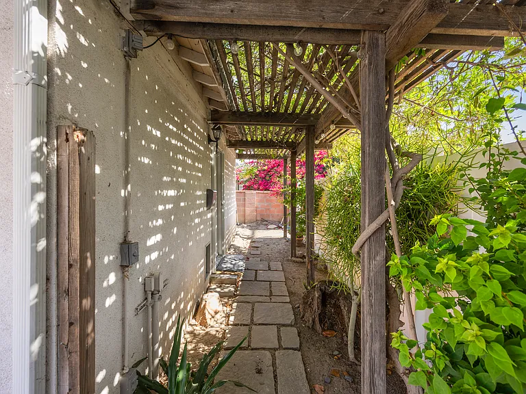 1237 W Oak Ave — Photo 24