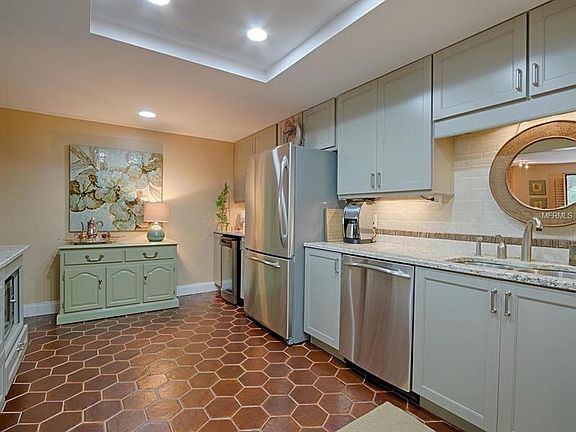 5th image of 150 Belleview Blvd APT 101