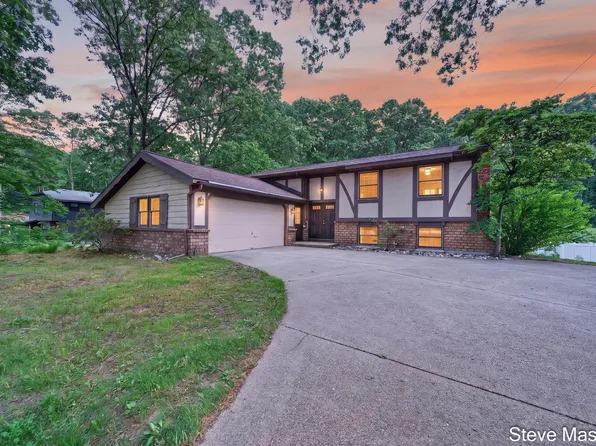 18746 N Fruitport Rd, Spring Lake, MI 49456