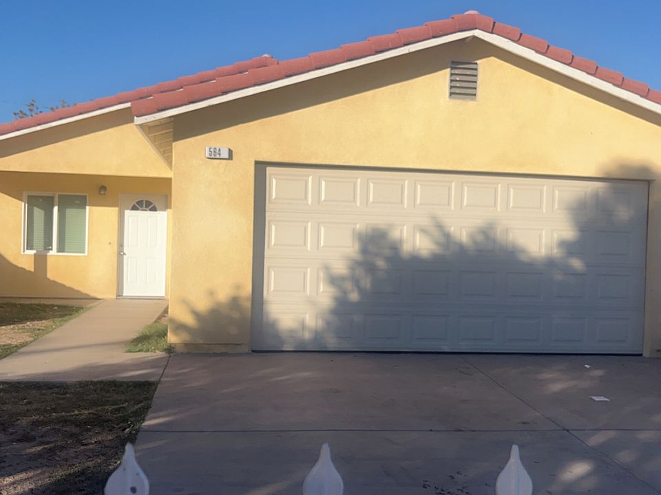 1st image of 568 W Magnolia Ave