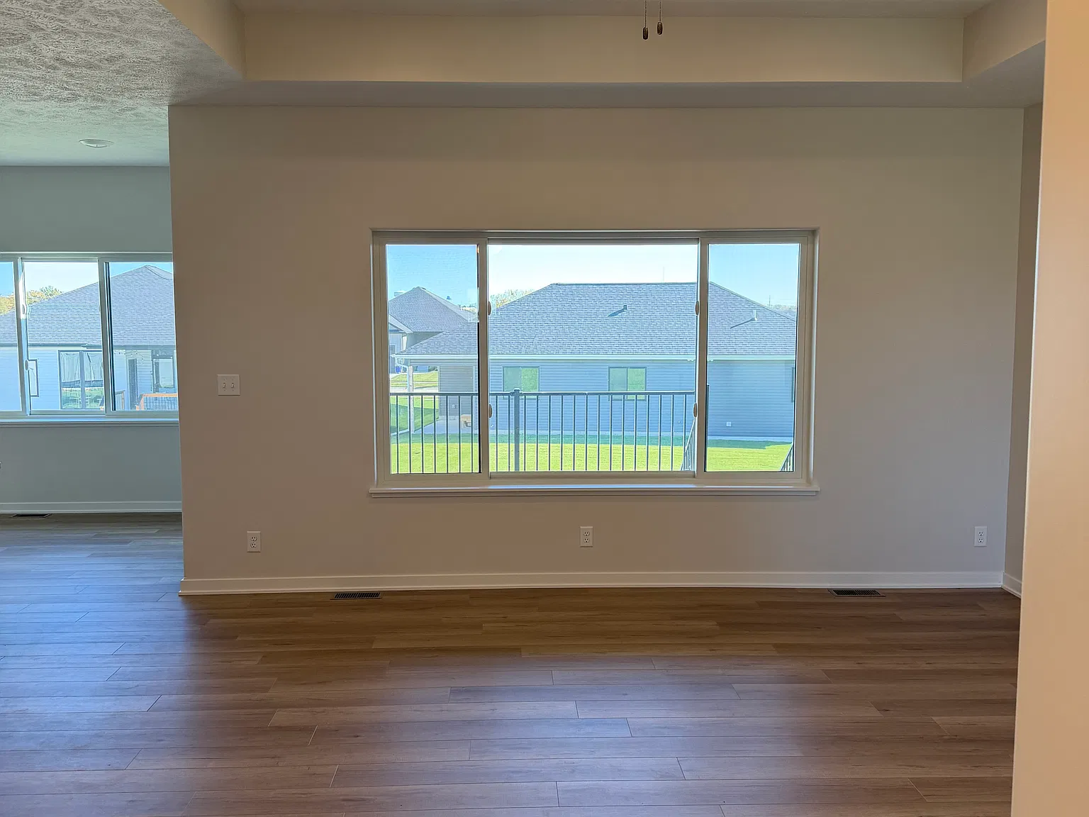 5 bed, 2836 sqft, $3,295 — Photo 2