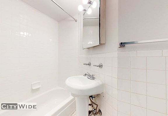 4th image of 224 E 70th St #26