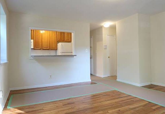 4th image of 2021 Crescent St APT 1A