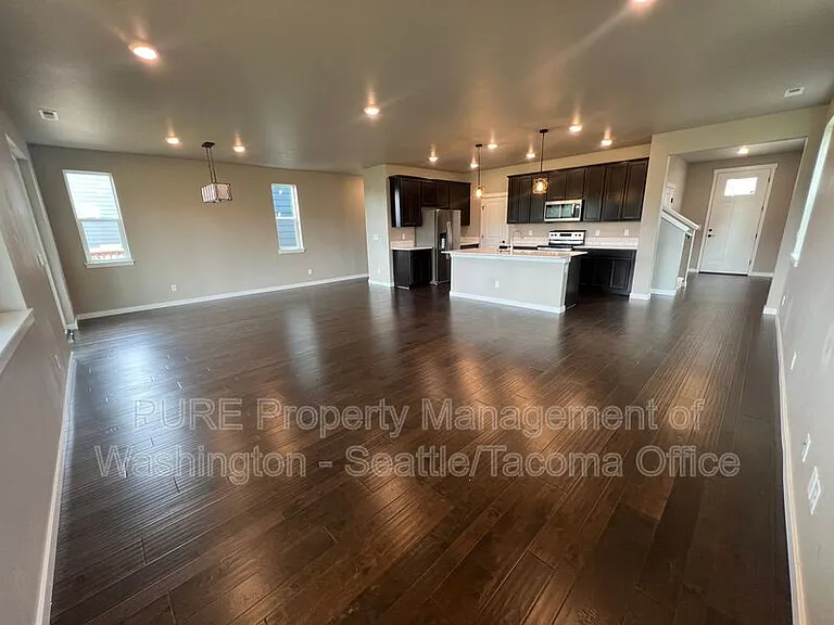 910 Burwood St SE — Photo 8