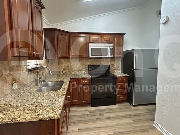3rd image of 807 Cavalier Dr