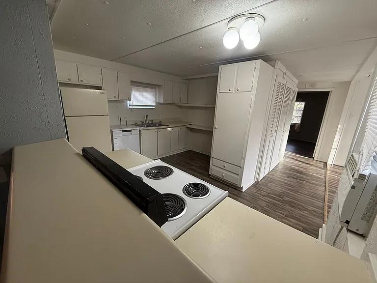 16584 Lakeway Cir — Photo 8