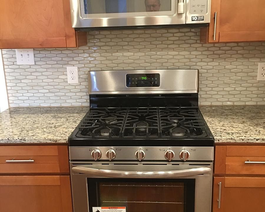 5-burner gas stove, built-in microwave, maple cabinets, gran