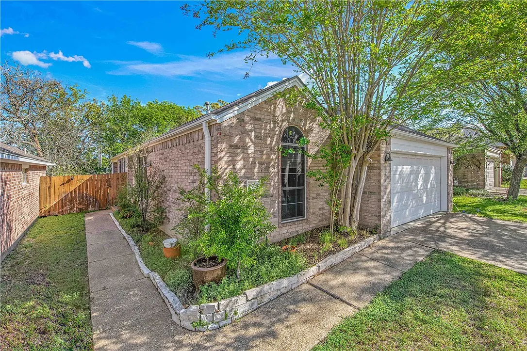 3 bed, 1652 sqft, $2,000 — Photo 2