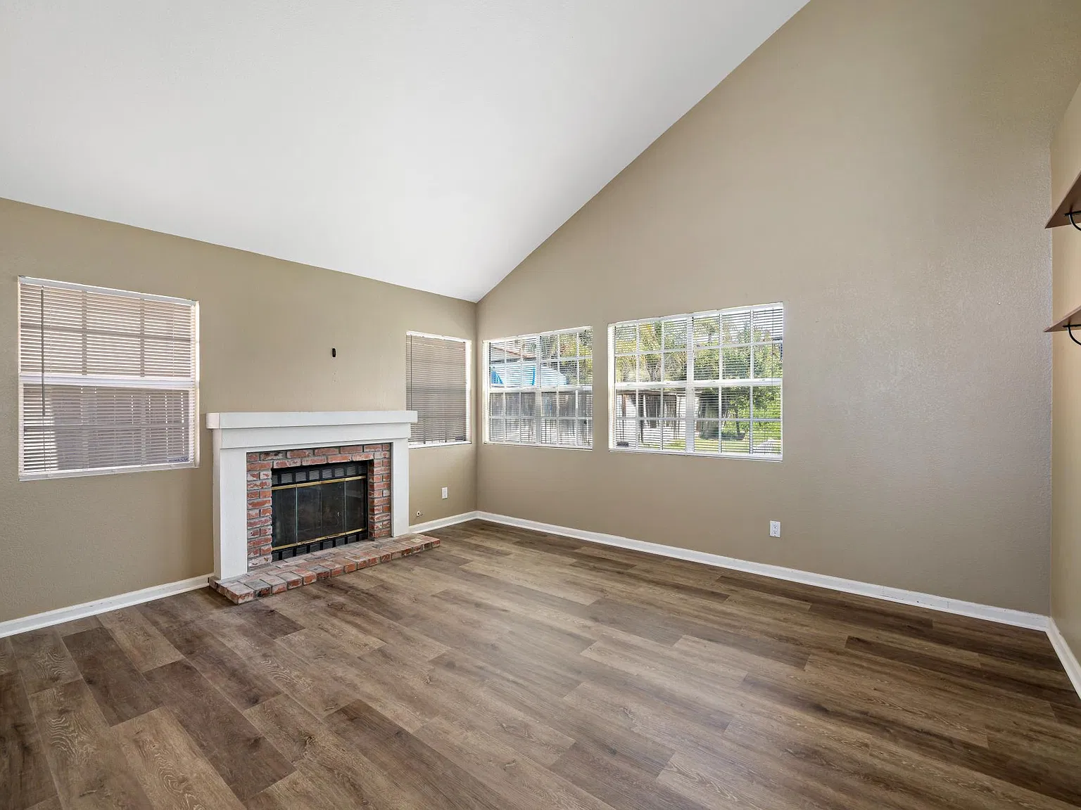 3 bed, 2.5 bath, 1409 sqft, $3,150 — Photo 4