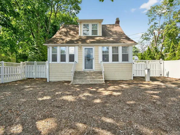 87 8th Avenue, Huntington Station, NY 11746