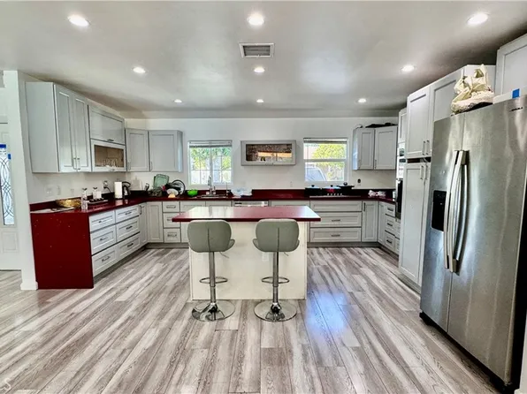 19138 Hartland St, Reseda, CA 91335