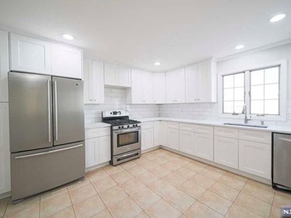 3rd image of 830 Elizabeth St Floor 2
