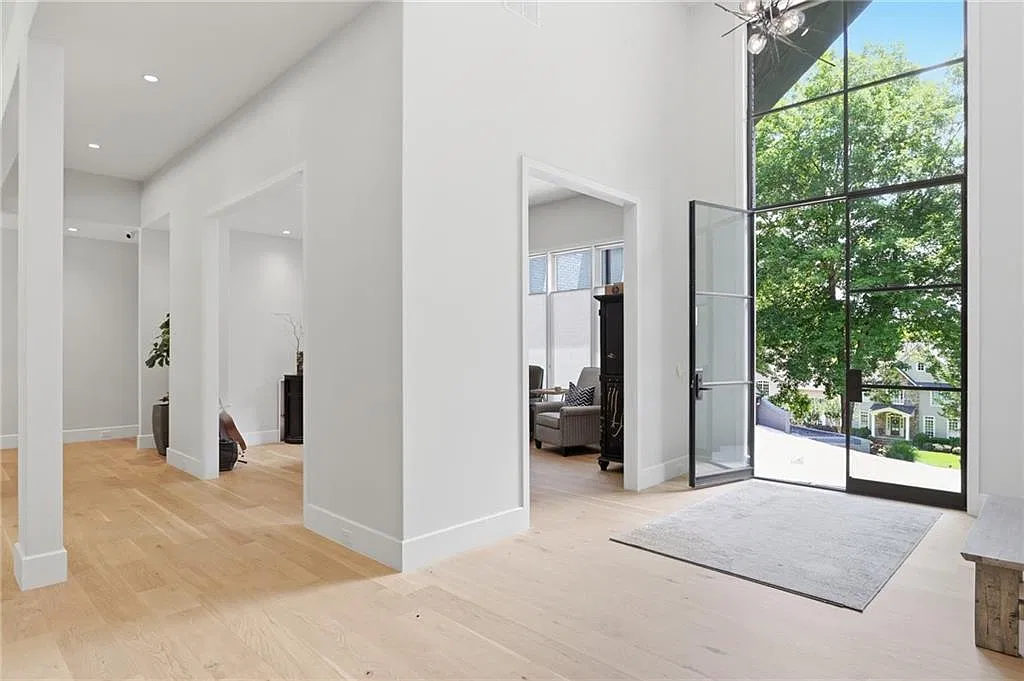 5 bed, 4.5 bath, 6388 sqft, $23,000 — Photo 2