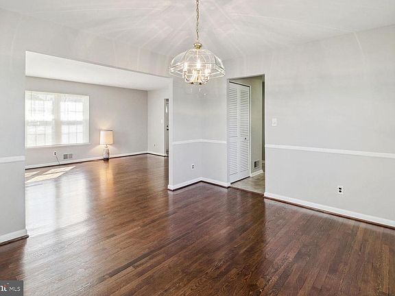 4th image of 1302 Pleasant Valley Dr