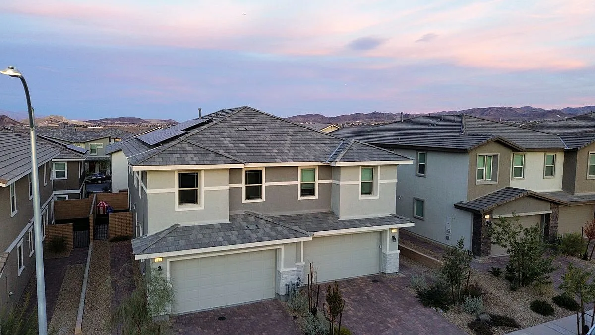 3 bed, 2.5 bath, 2167 sqft, $2,650 — Photo 1
