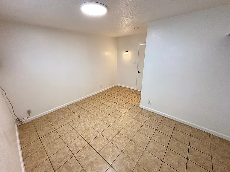 239 W Philadelphia Ave #6 — Photo 9