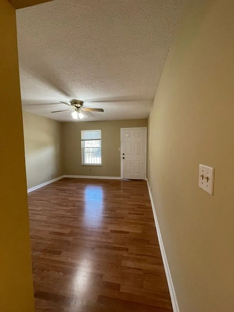2 bed, 1.0 bath, 850 sqft, $1,200 — Photo 2