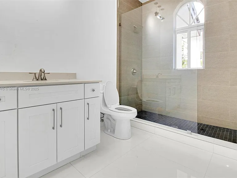 425 SW 129th Ave — Photo 9